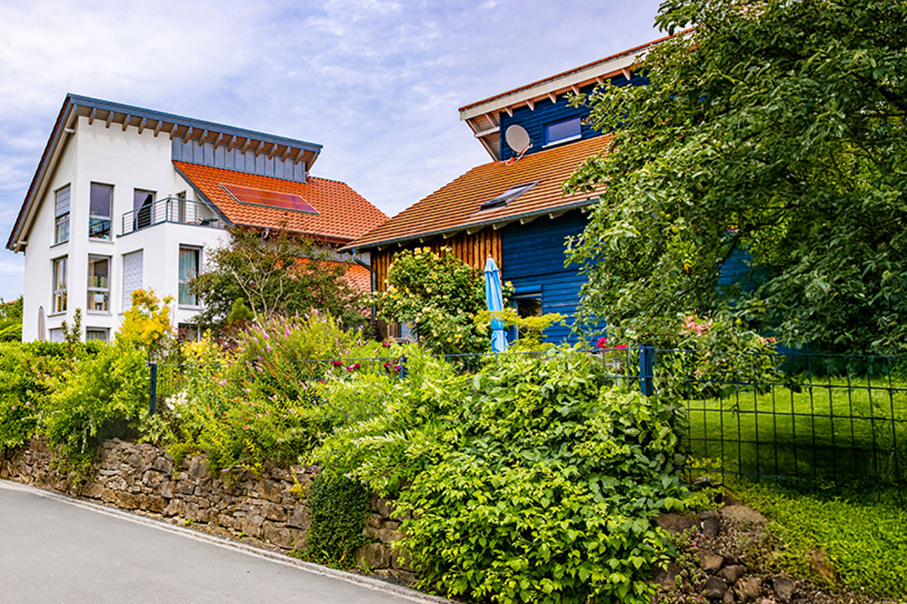 Haus mit Solaranlage auf dem Dach