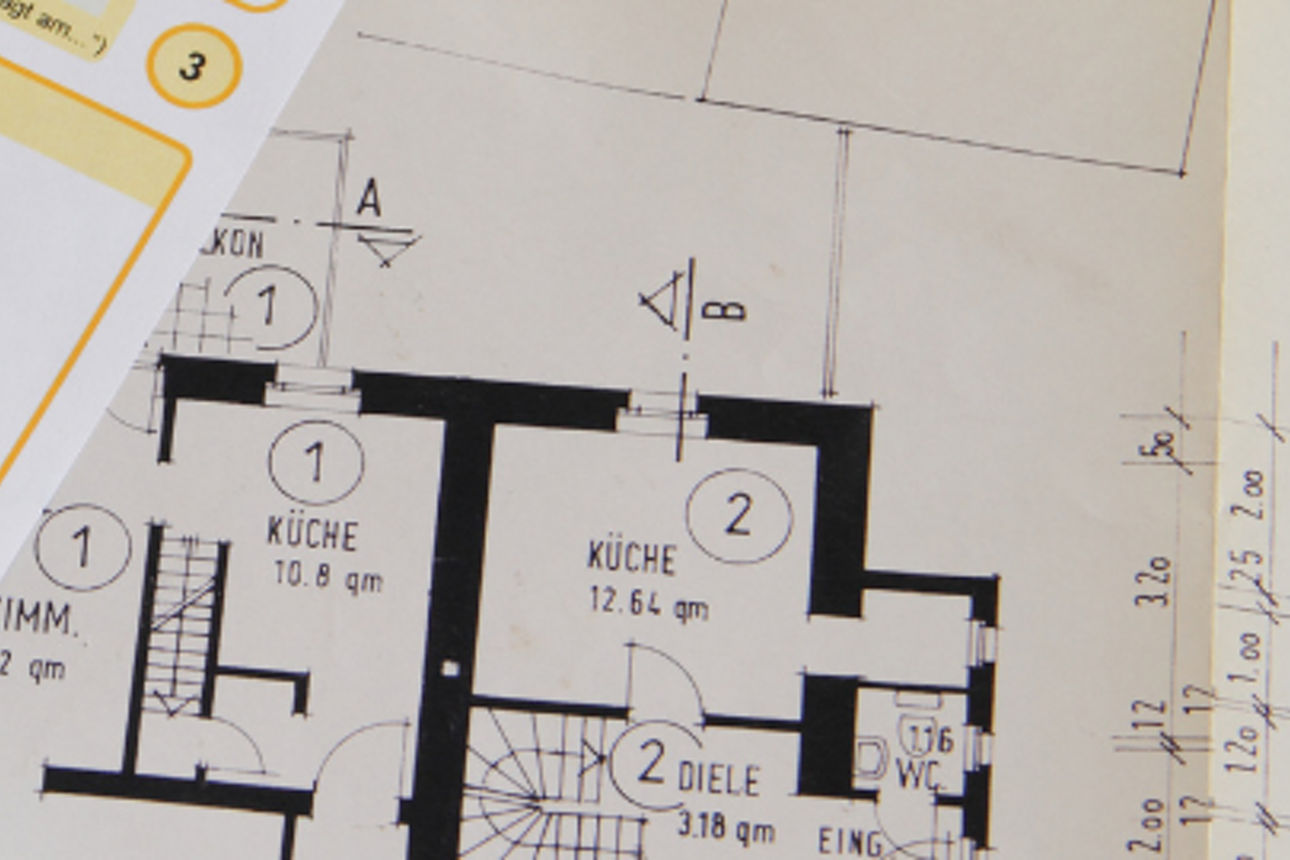 Ausschnitt eines Energieausweises und Grundrissplans eines Hauses