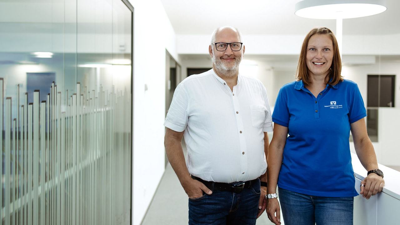 Ein Mann und eine Frau stehen nebeneinander und lächeln