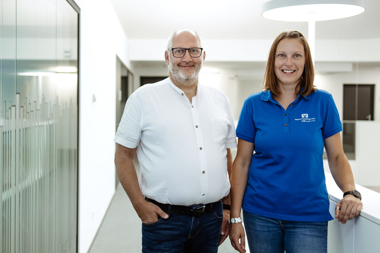 Ein Mann und eine Frau stehen nebeneinander und lächeln