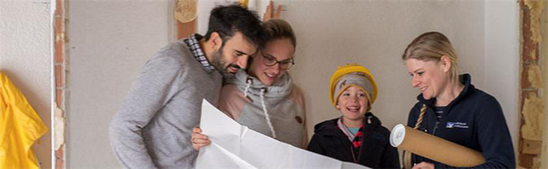 Familie auf Baustelle bei Energieberatung
