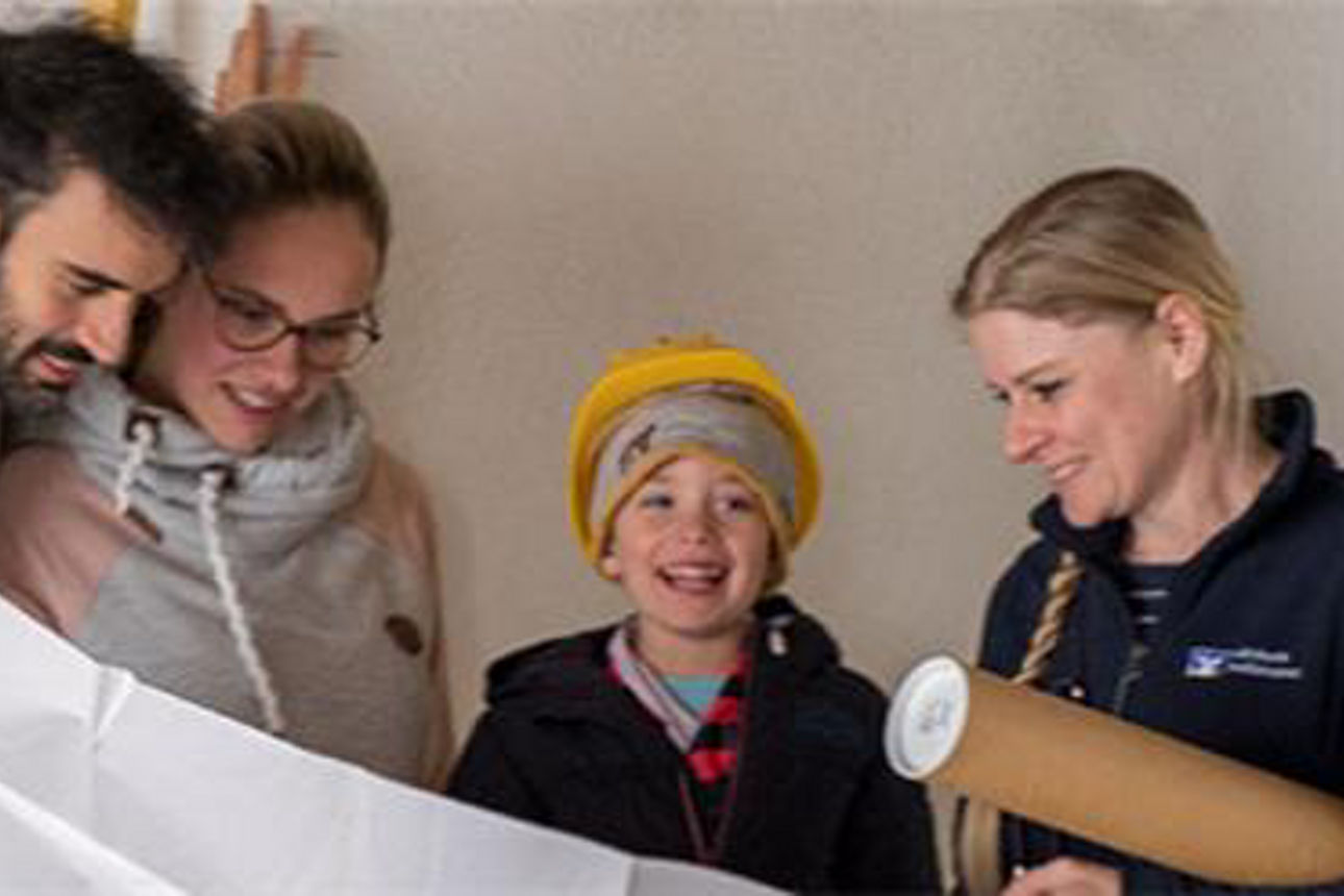 Familie auf Baustelle bei Energieberatung