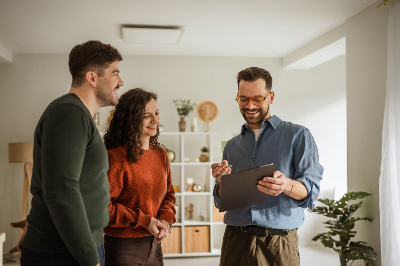 Junges Paar mit Energieberater der Westerwald Bank
