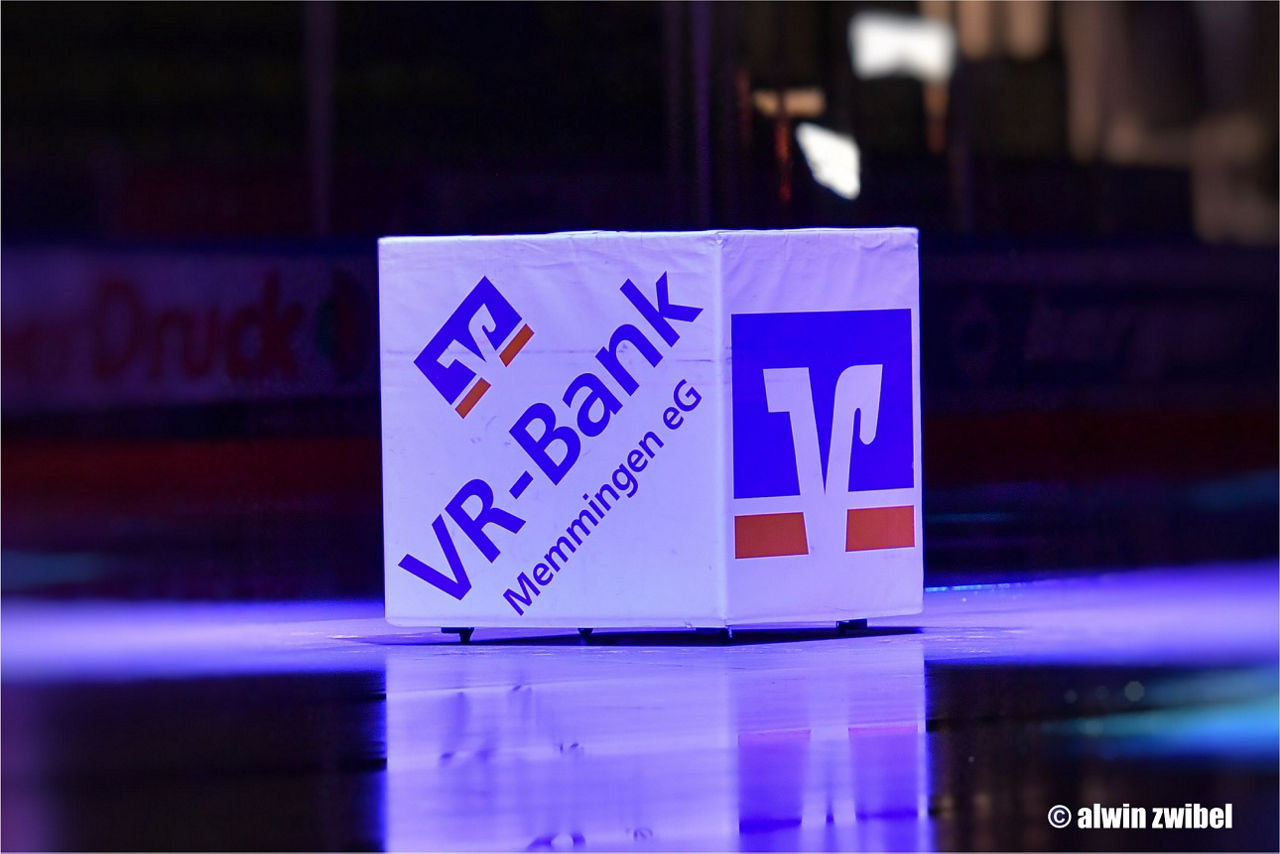 VR-Bank Werbewürfel liegt auf der Eisfläche im Eisstadion Memmingen