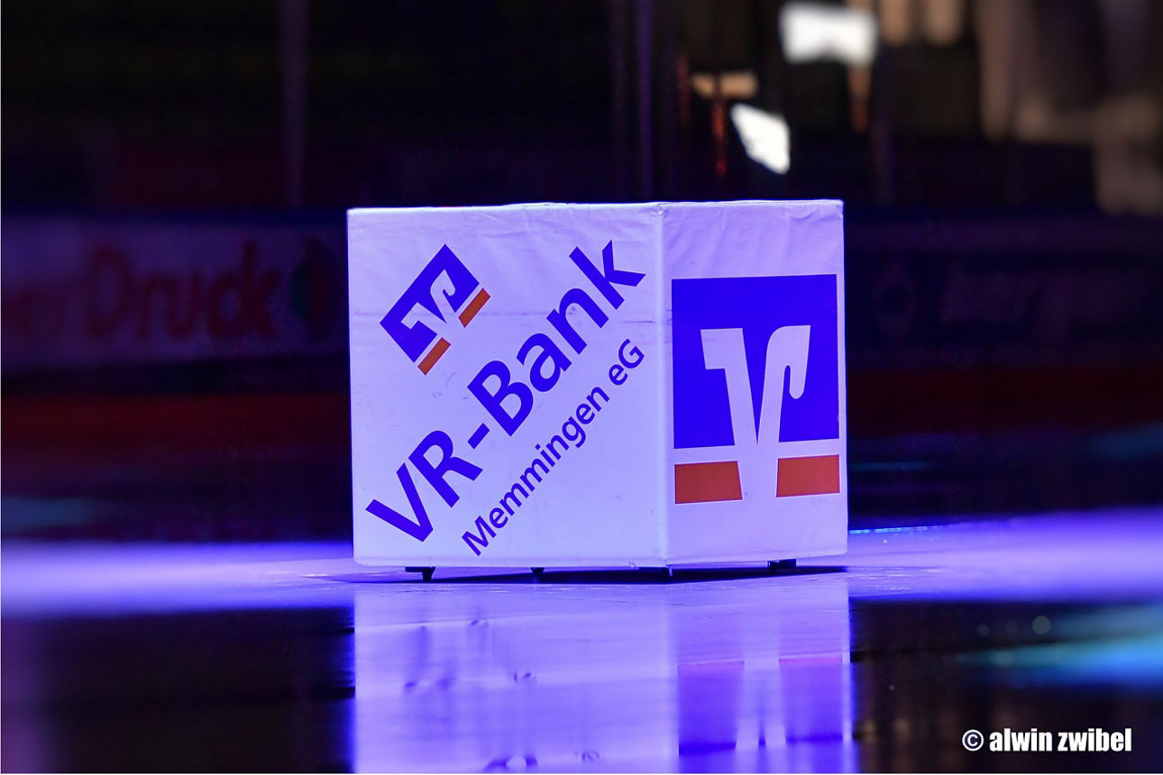 VR-Bank Werbewürfel liegt auf der Eisfläche im Eisstadion Memmingen