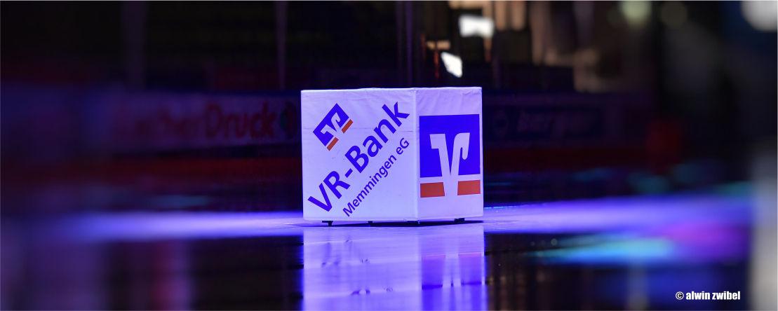 VR-Bank Werbewürfel liegt auf der Eisfläche im Eisstadion Memmingen