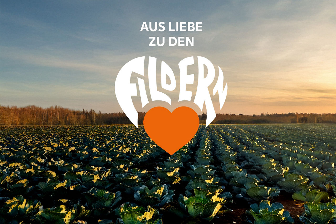 Kohlfeld bei Sonnenuntergang mit Herz und Fildern Schrift