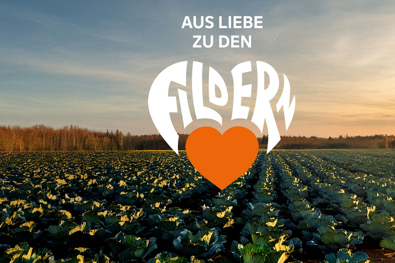 Kohlfeld bei Sonnenuntergang mit Herz und Fildern Schrift