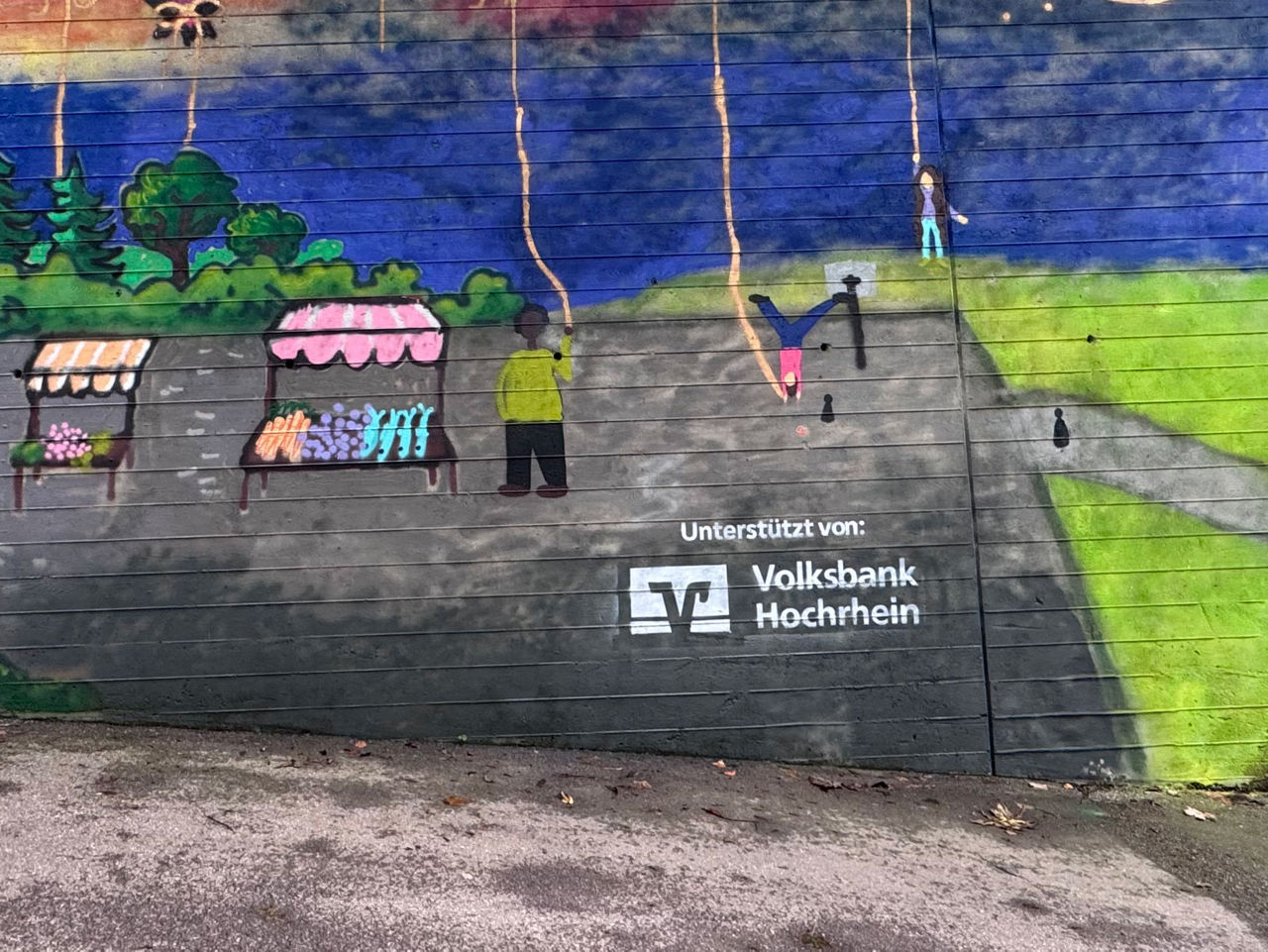 Bild der Betonfassade der Volksbank in Waldshut. Abgebildet ist ein Graffiti und das Logo der Volksbank Hochrhein.