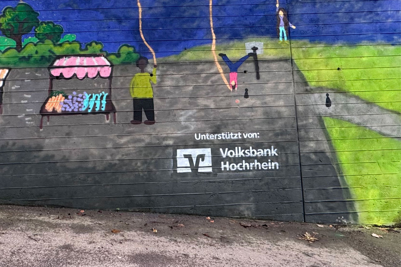 Bild der Betonfassade der Volksbank in Waldshut. Abgebildet ist ein Graffiti und das Logo der Volksbank Hochrhein.