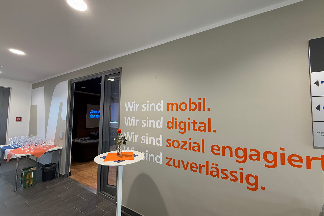 Bild des neuen Stockwerks zeigt eine Wand mit Sprüchen sowie das VR-Markenzeichen