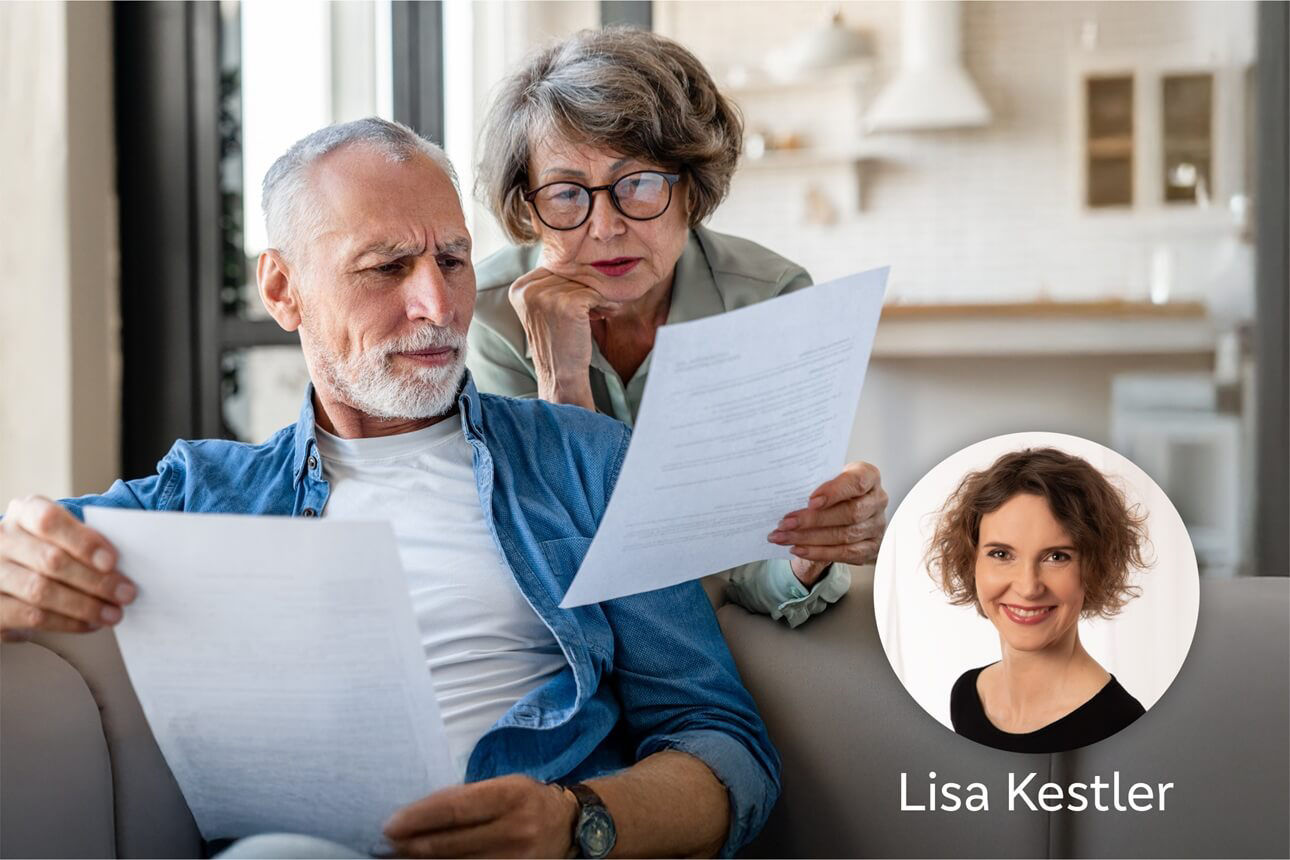 Älteres Ehepaar schaut gemeinsam auf Papier