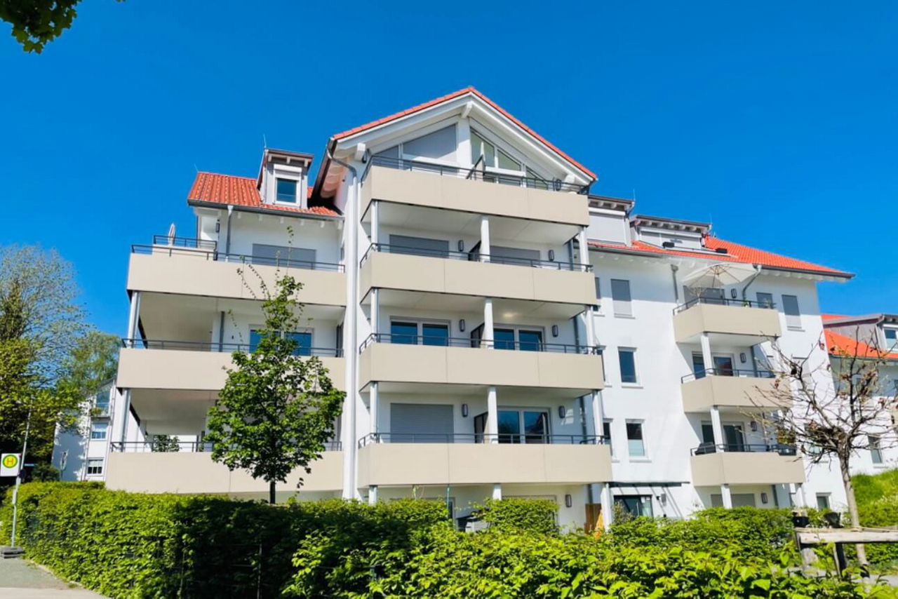 Außenansicht eines Mehrfamilienhauses mit Balkonen