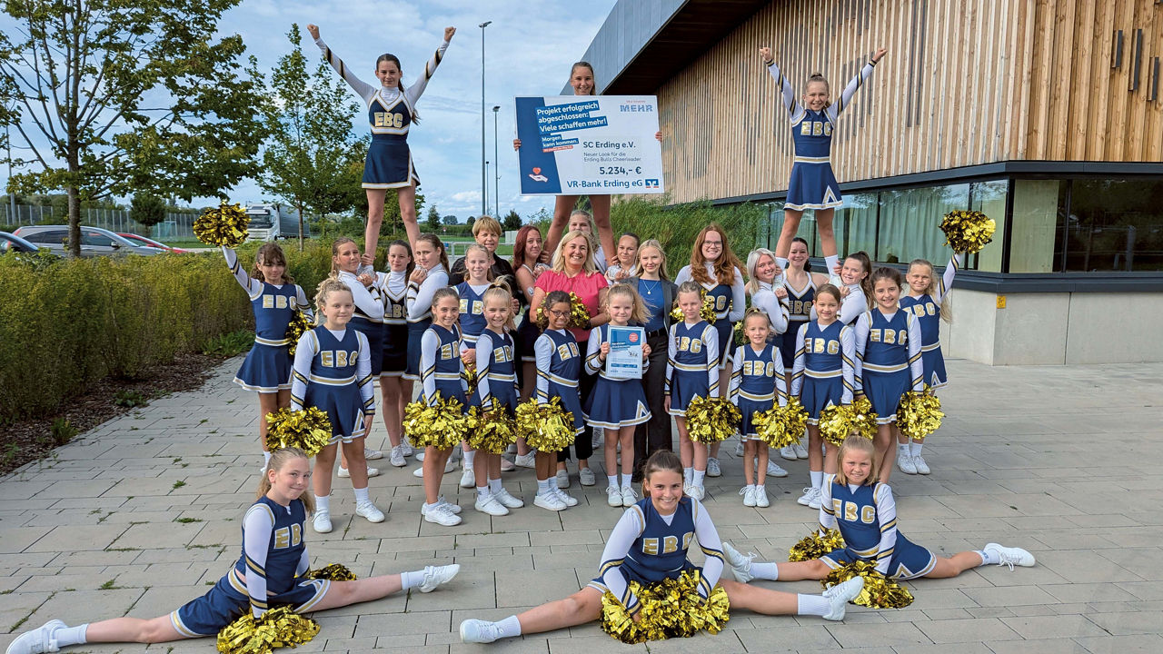 Erding Bulls Cheerleader bei erfolgreichem Projektabschluss