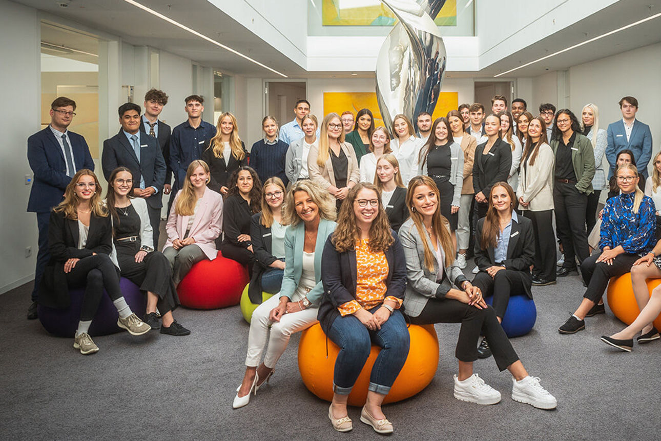 Viele Menschen die ihre Ausbildung zum Bankkaufmann machen