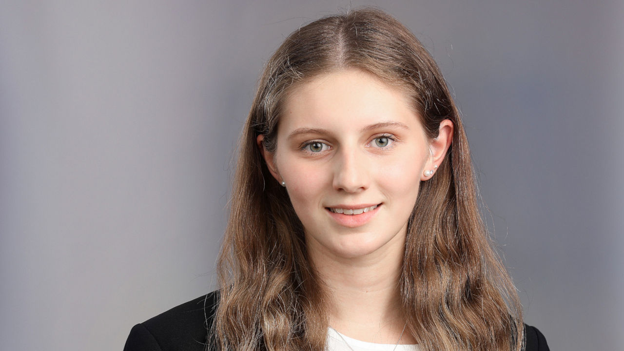 Portrait von der Mitarbeiterin Johanna bei der Volksbank in Ostwestfalen