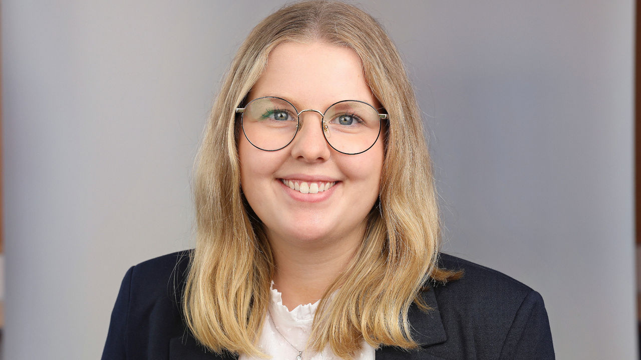 Portrait von der Mitarbeiterin Ricarda bei der Volksbank in Ostwestfalen