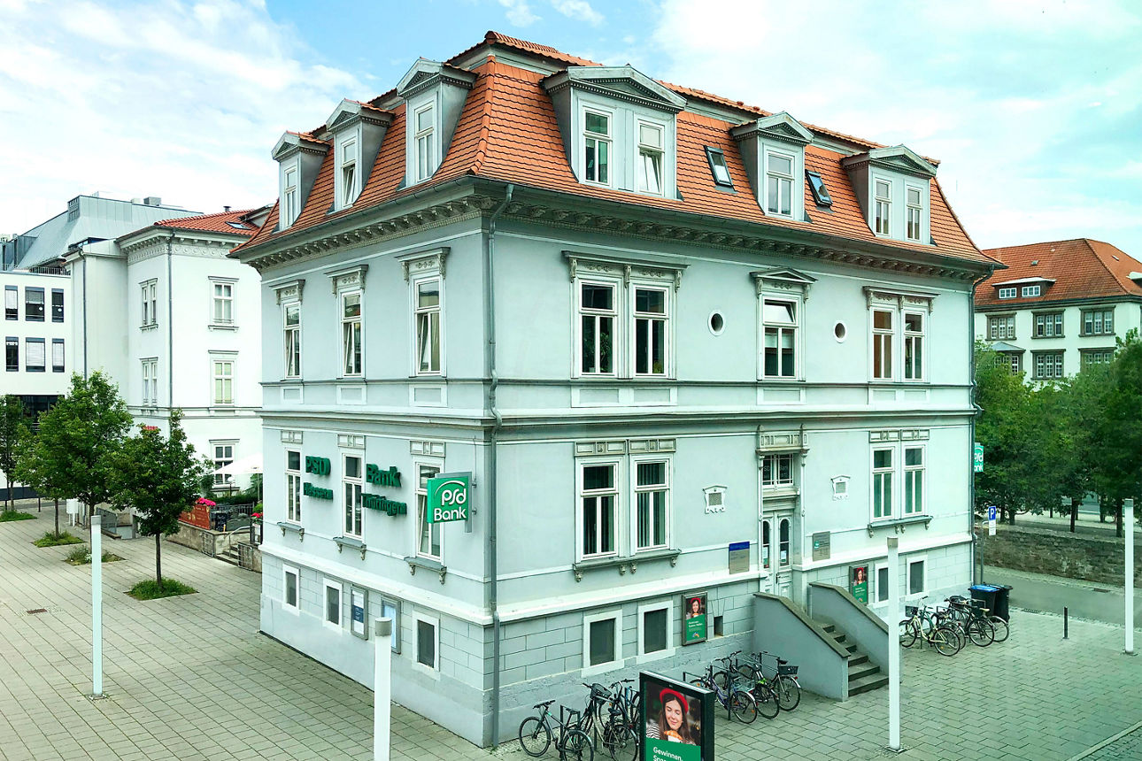 Aussenansicht eines Gebäudes mit Logo der PSD Bank Hessen Thüringen