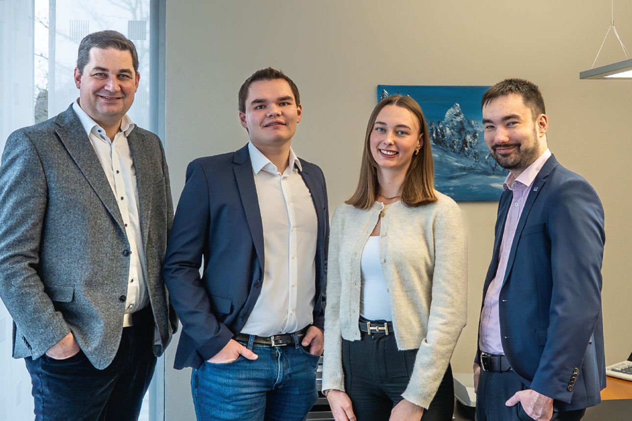 Vier Kollegen in eine Büro