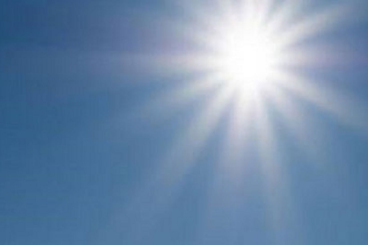 Solarzellen vor einem klaren blauen Himmel