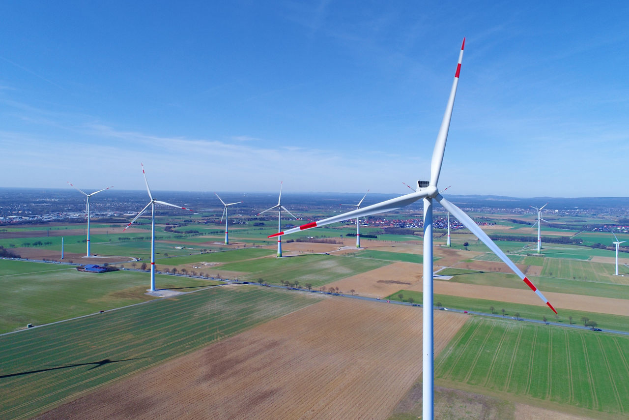 Ackerlandschaft mit Windrädern