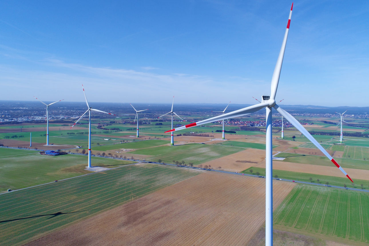 Ackerlandschaft mit Windrädern