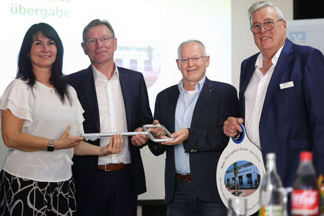 Symbolische Schlüsselübergabe mit 4 Personen - neue Filiale Eiterfeld