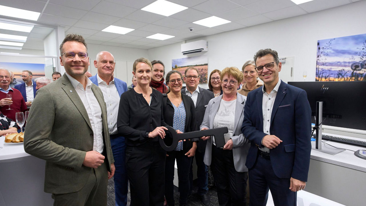 Bürgermeister Tobias Uhrich, Vorstand Reiner Richter, Sandra Kiefer-Weber von Kiefer & Sohn GmbH, Bauleiterin Sophia Buop und Nicole Weber von Mohr-Weber Architekten PartG mbH, Volksbank Berater Thomas Hauser, Katja Beschorner und Manuela Griesbaum, sowie Vorstandsvorsitzender Peter Rottenecker