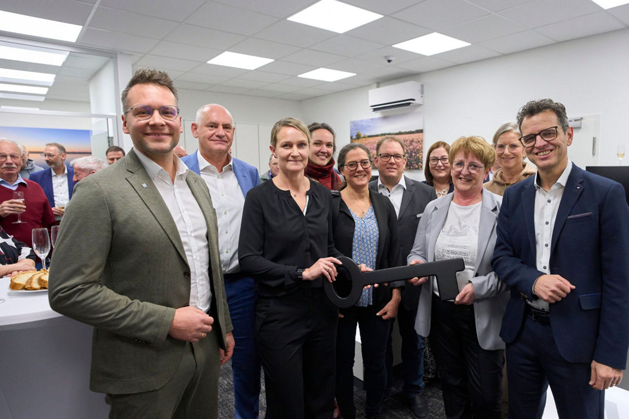 Bürgermeister Tobias Uhrich, Vorstand Reiner Richter, Sandra Kiefer-Weber von Kiefer & Sohn GmbH, Bauleiterin Sophia Buop und Nicole Weber von Mohr-Weber Architekten PartG mbH, Volksbank Berater Thomas Hauser, Katja Beschorner und Manuela Griesbaum, sowie Vorstandsvorsitzender Peter Rottenecker