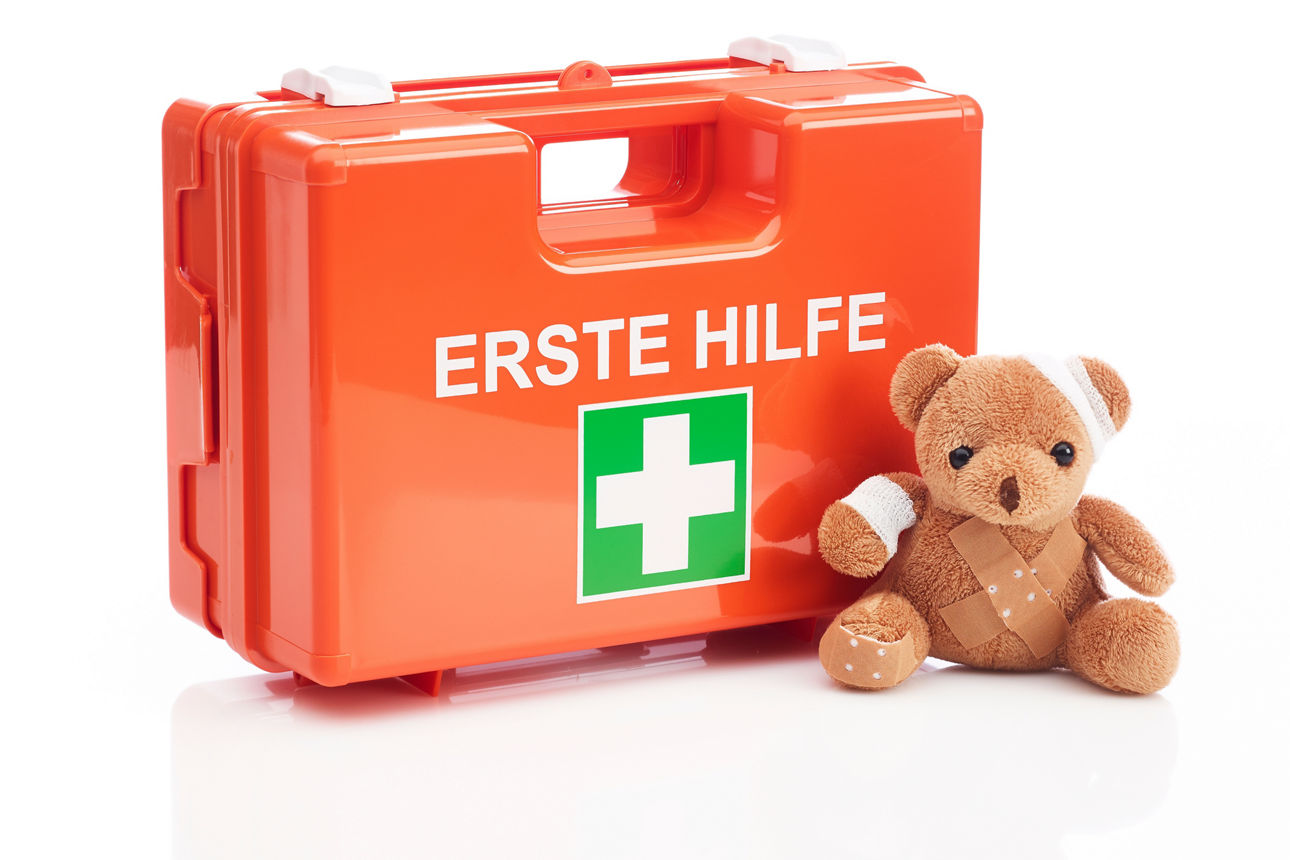 Erste Hilfe Koffer mit einem Teddy Bär