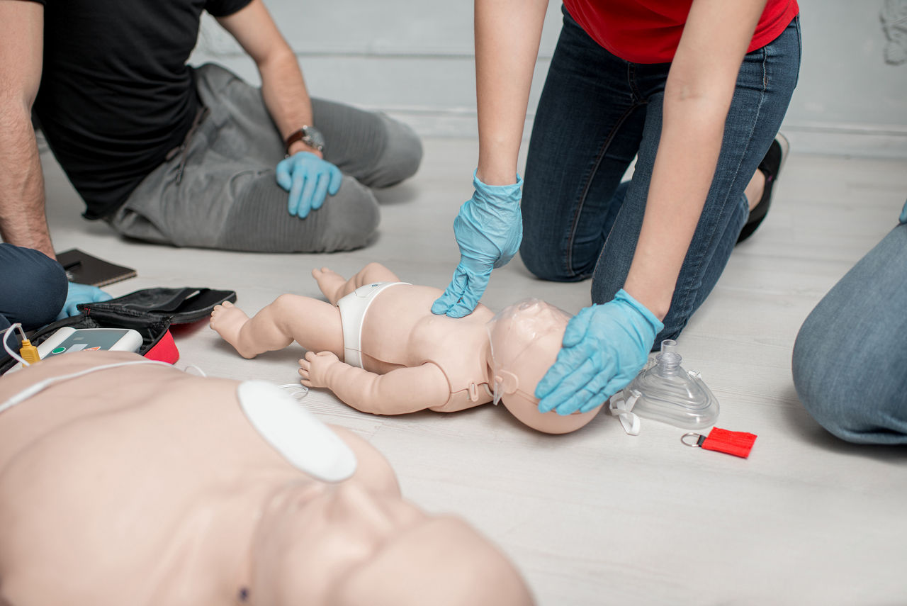 Wiederbelebungsmaßnahme bei einem Baby während eines Erste-Hilfe-Kurses