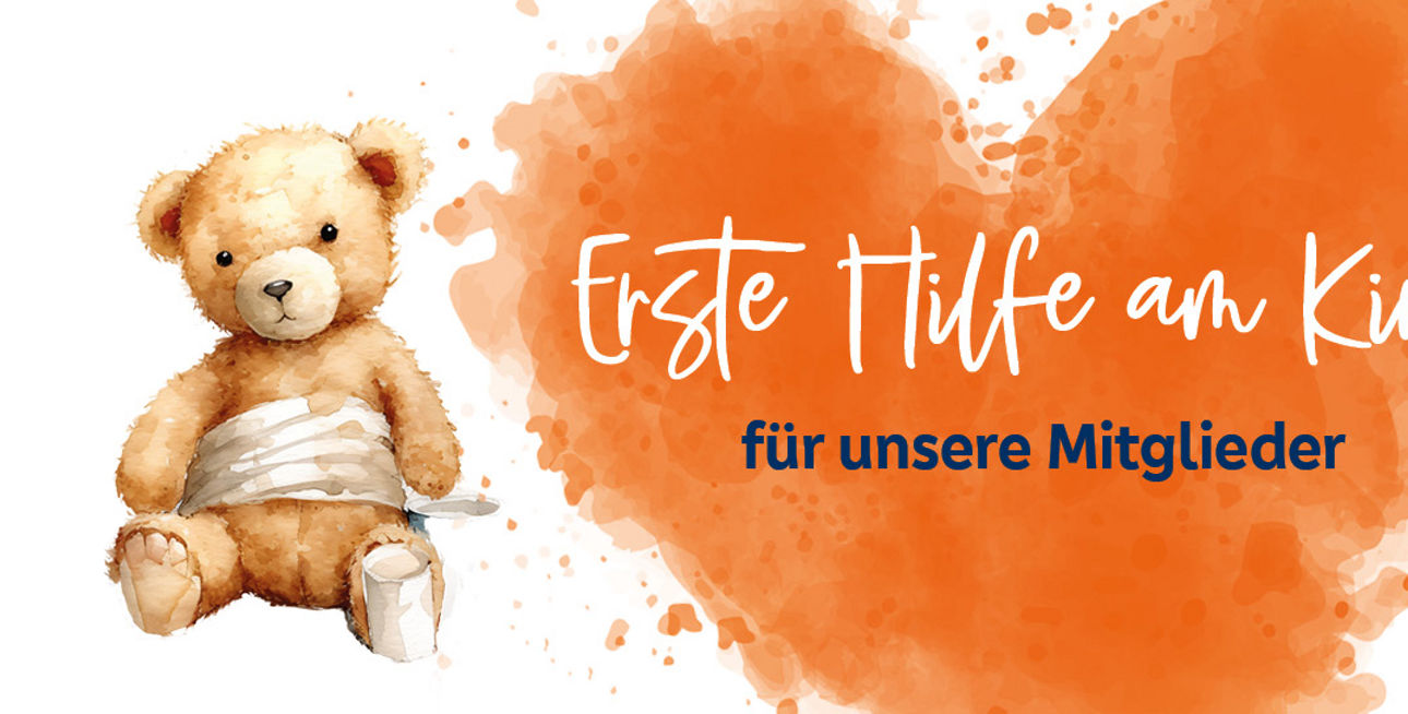 Ein Teddybär mit Verband um den Bauch und ein oranges Aquarellherz. 