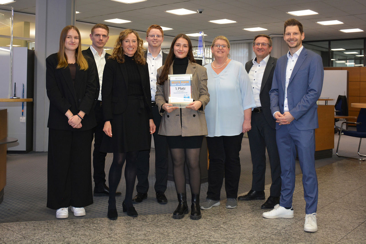 Das Filial-Team in Esslingen mit der begehrten Trophäe "Beste Bank vor Ort"