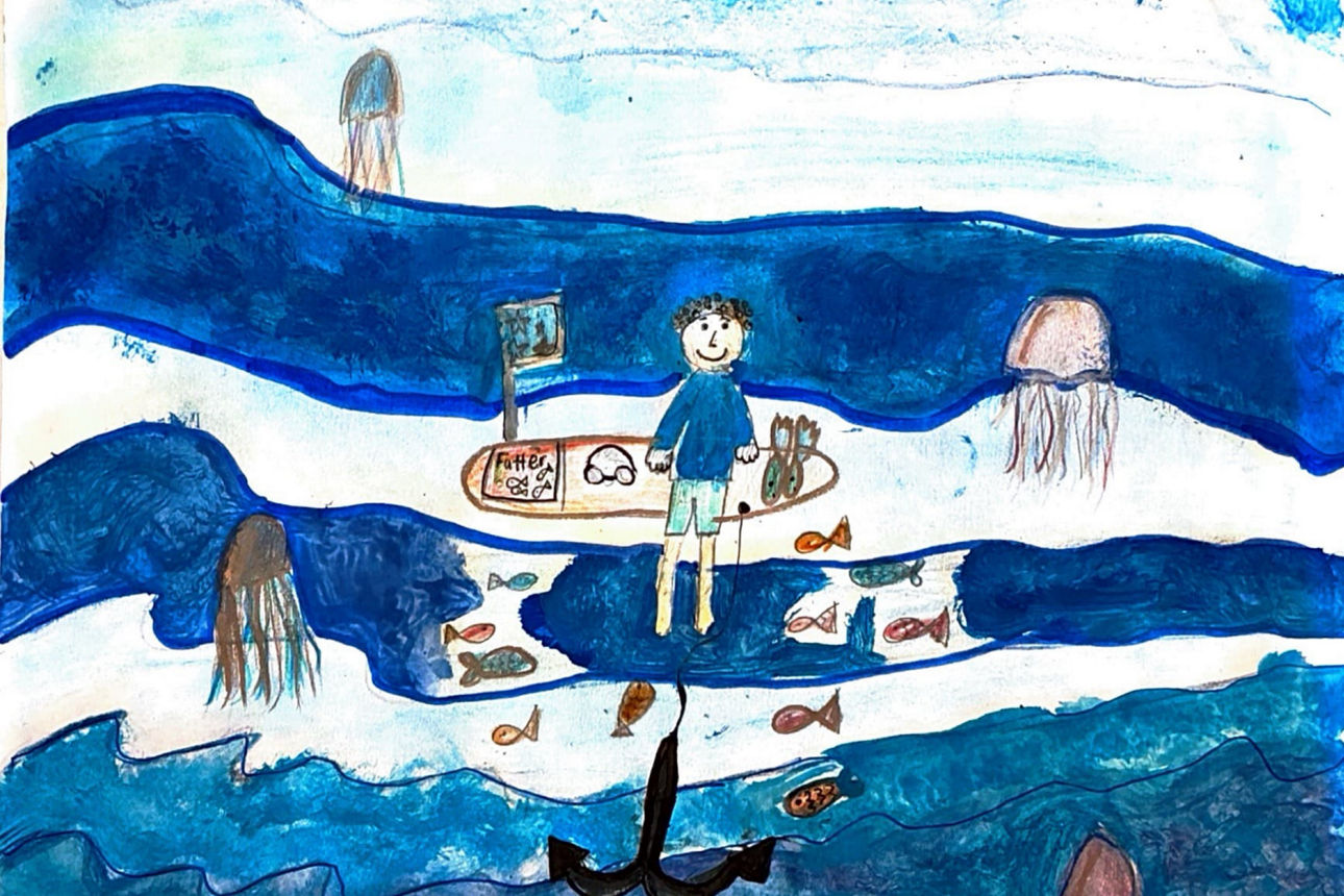 Auf einer Zeichnung sieht man das Meer mit einem Strand mit Menschen und Fischen