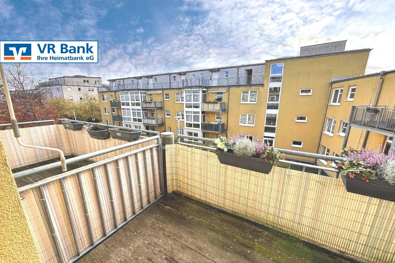Blick vom Balkon auf Mehrfamilienhaus