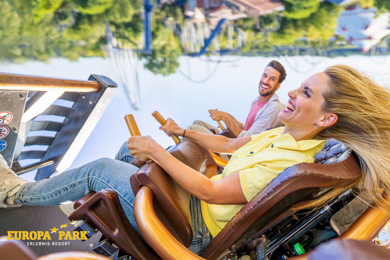 Mann und Frau in Achterbahn