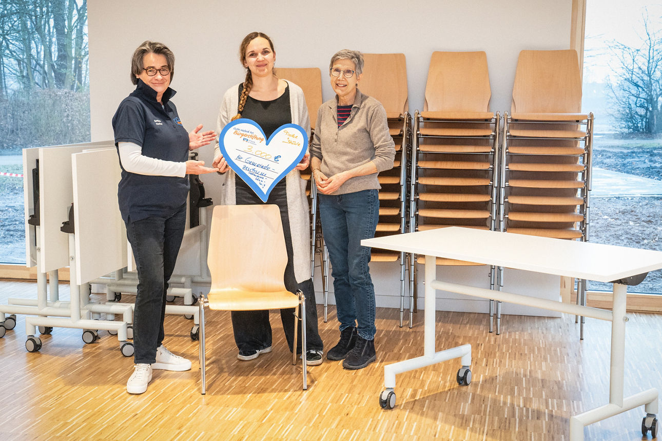 3 Frauen mit Scheck beim Schübergabetermin