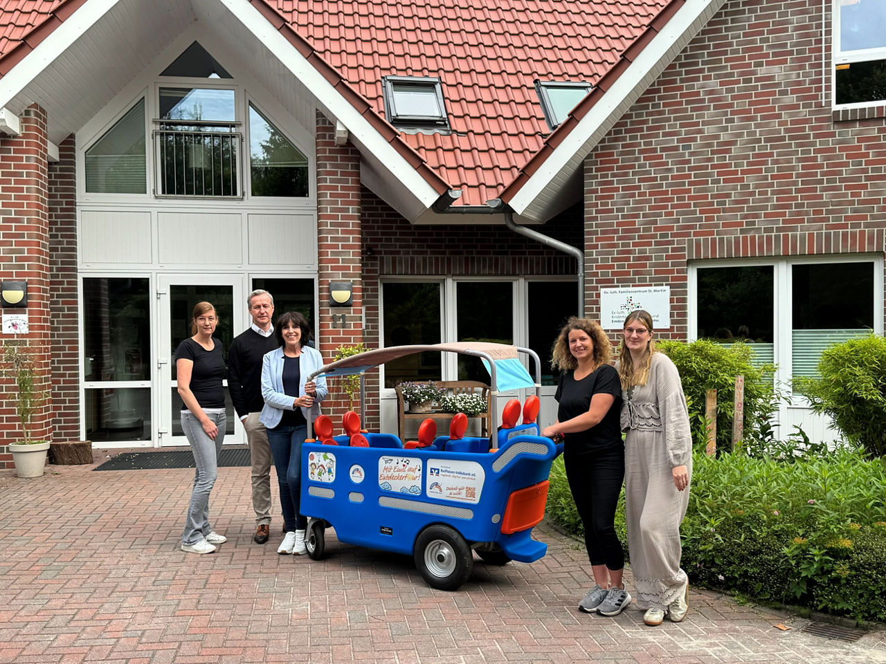 Spendenbergabe VRmobil-Kinderbus