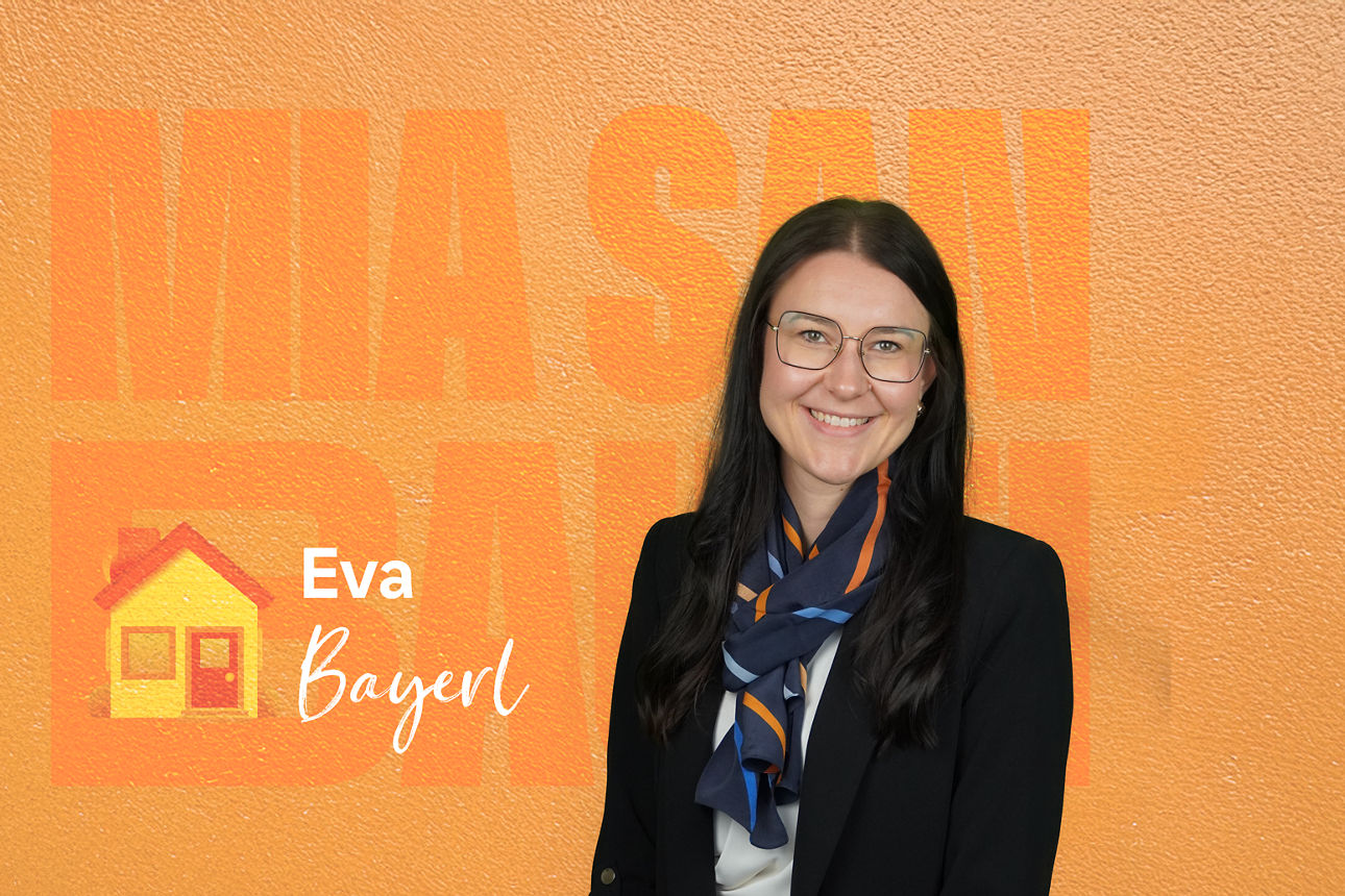 Eine Frau steht vor einem orangen Hintergrund.