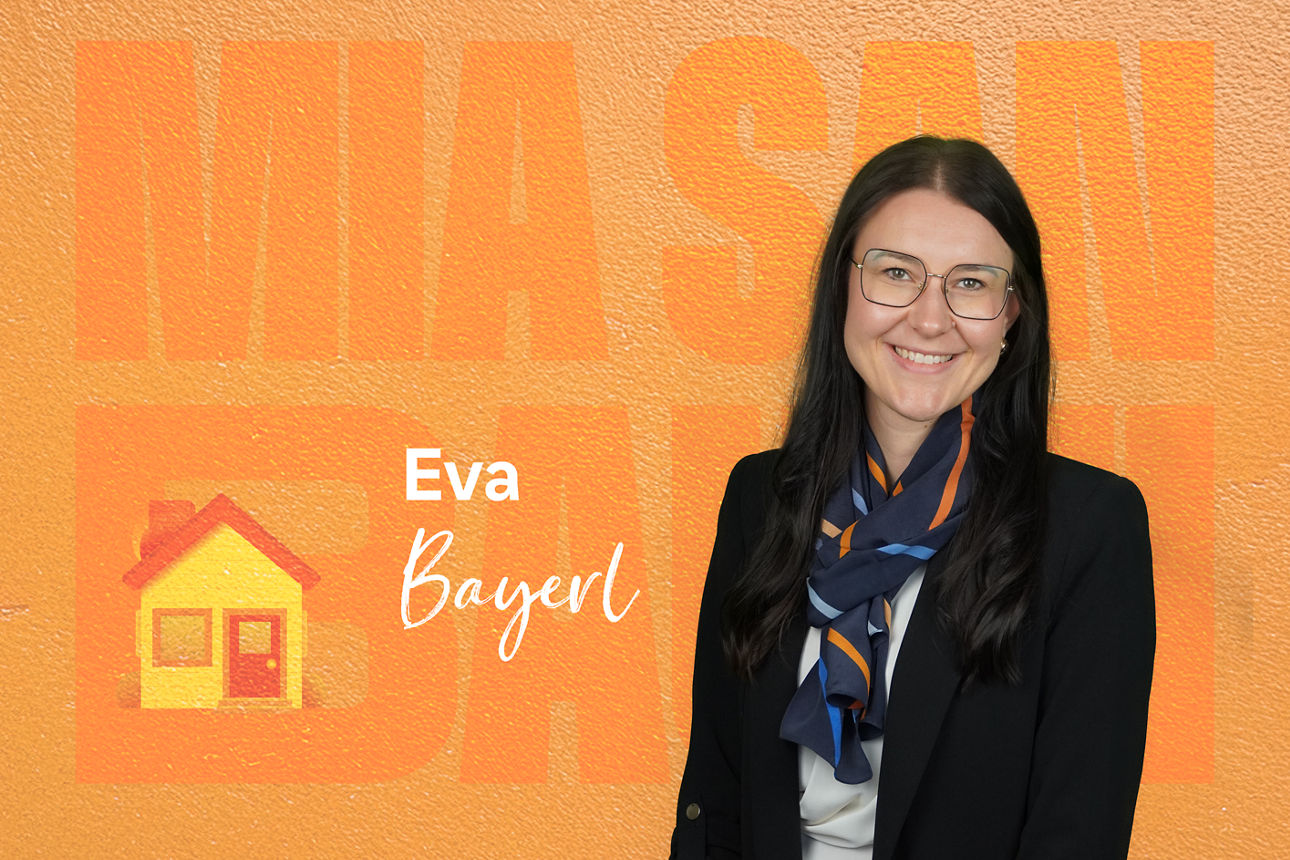 Das Bild zeigt eine Frau vor einem orangen Hintergrund mit weißen Text "Eva Bayerl"