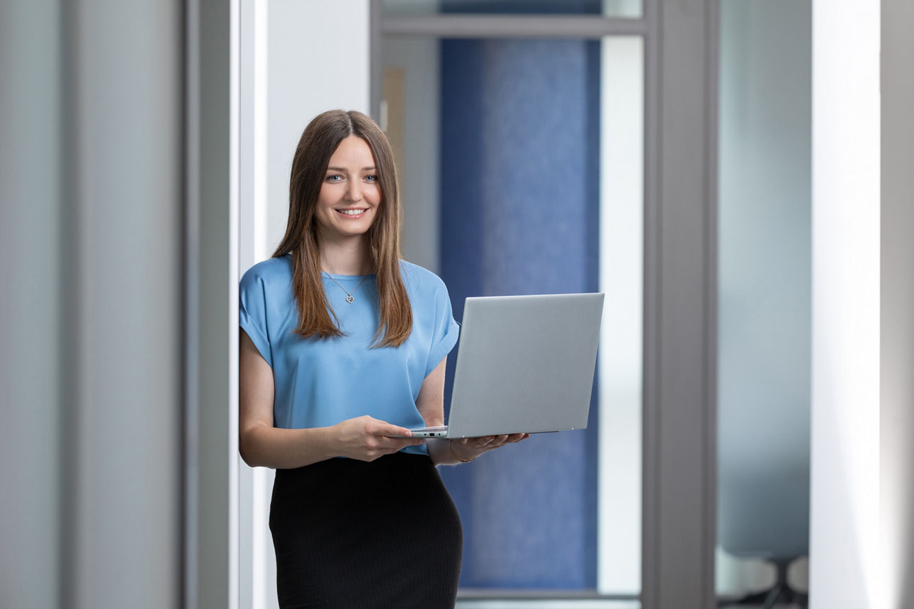 Junge Frau mit Laptop in der Hand
