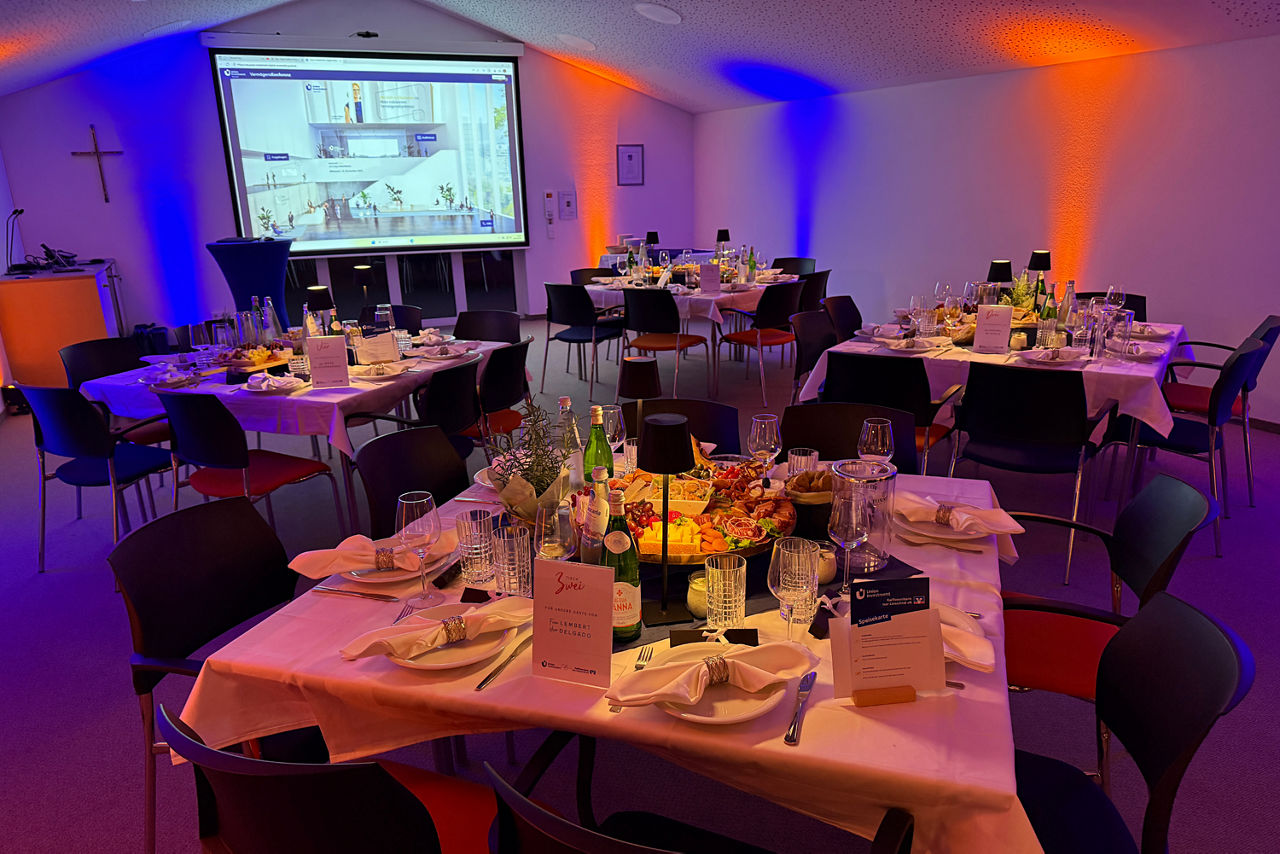 Brotzeit-Brettl im stimmungsvoll Beleuchteten Saal