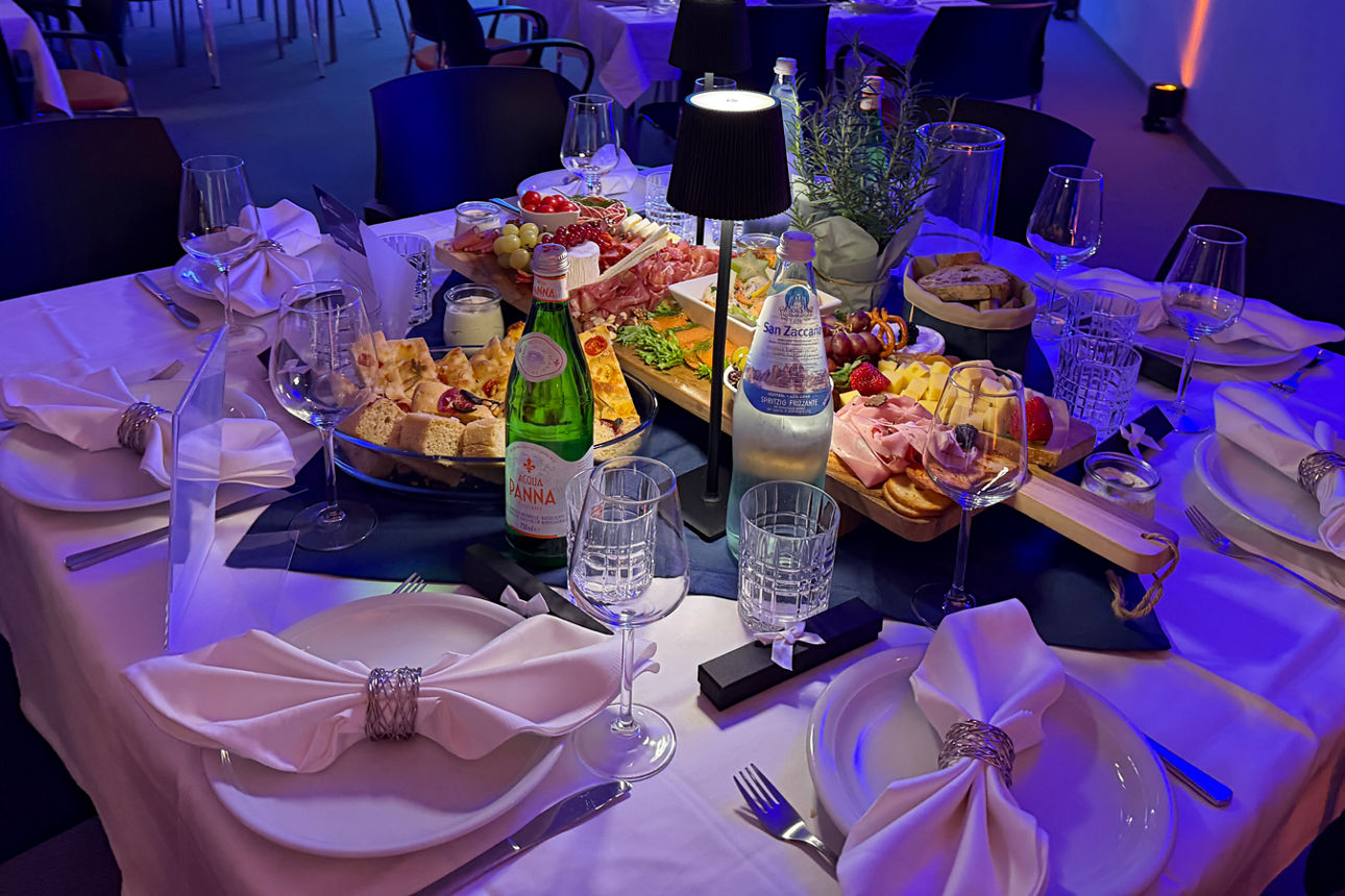 Event: Union Investment Livestream - gedeckter Tisch mit Brotzeit Brettl