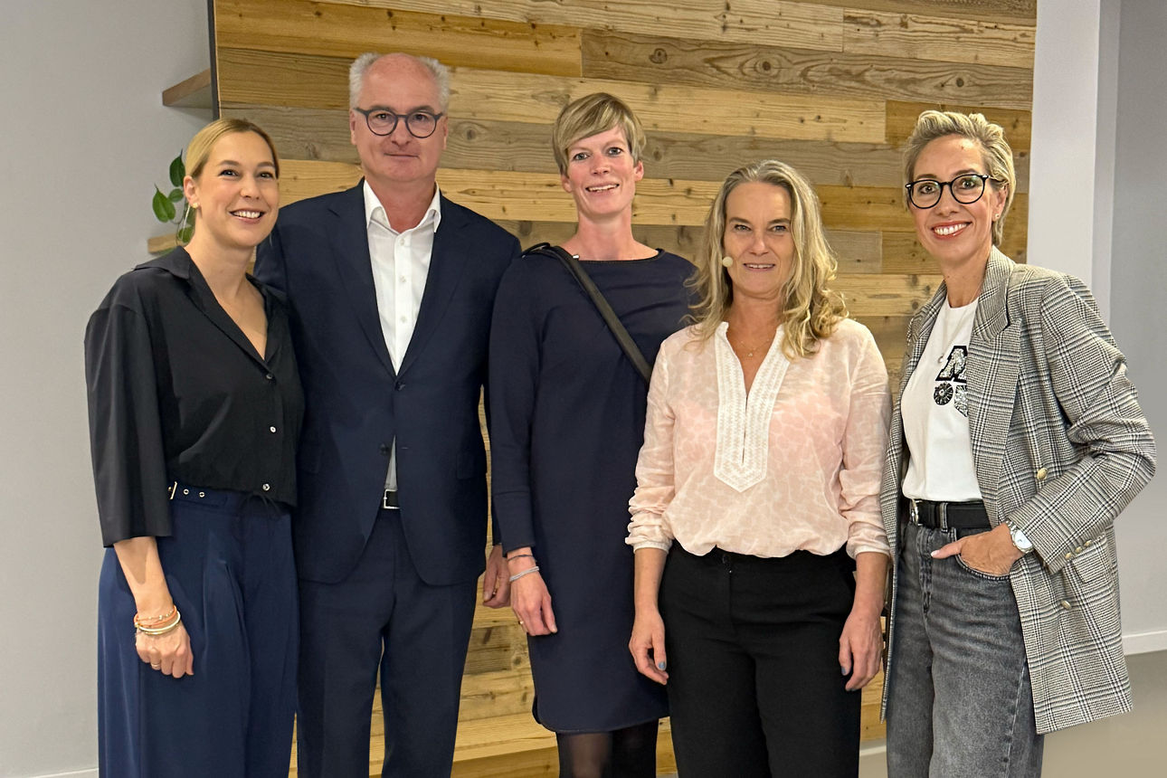 Beteiligte des Eventformats SichtBAR stehen vor einer Wand