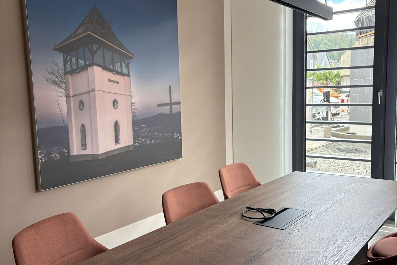 Neues Beratungszimmer mit braunem Holztisch und rot, braunen Stühlen, Bild von Turm Hintergrund