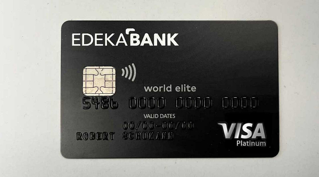 ExclusiveCard schwarze Edekabank Kreditkarte auf hellem Hintergrund