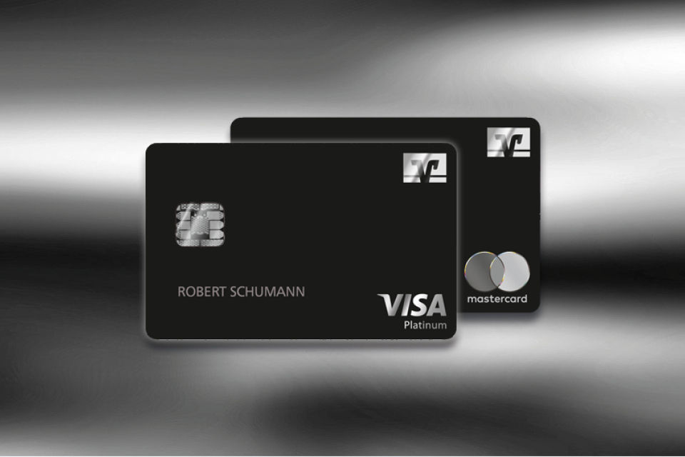 Schwarze Kreditkarten von Mastercard und VISA