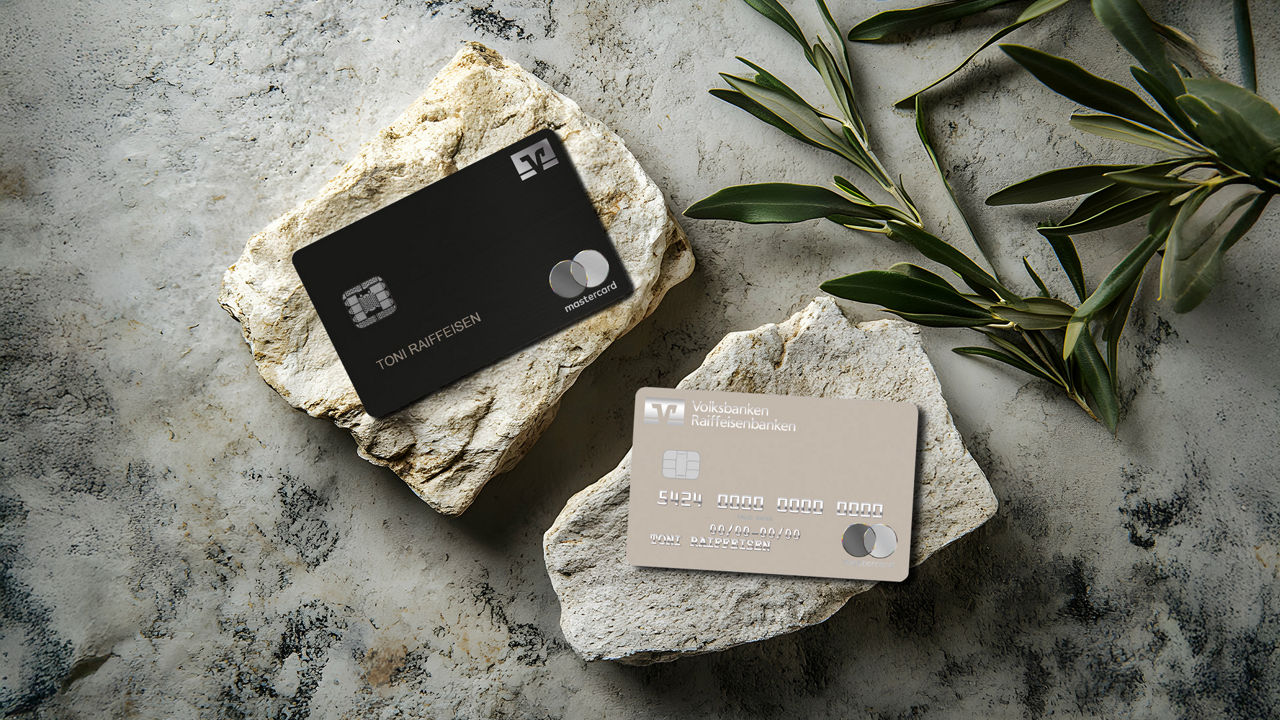 beide ExclusiveCard Designs liegen auf Steinen