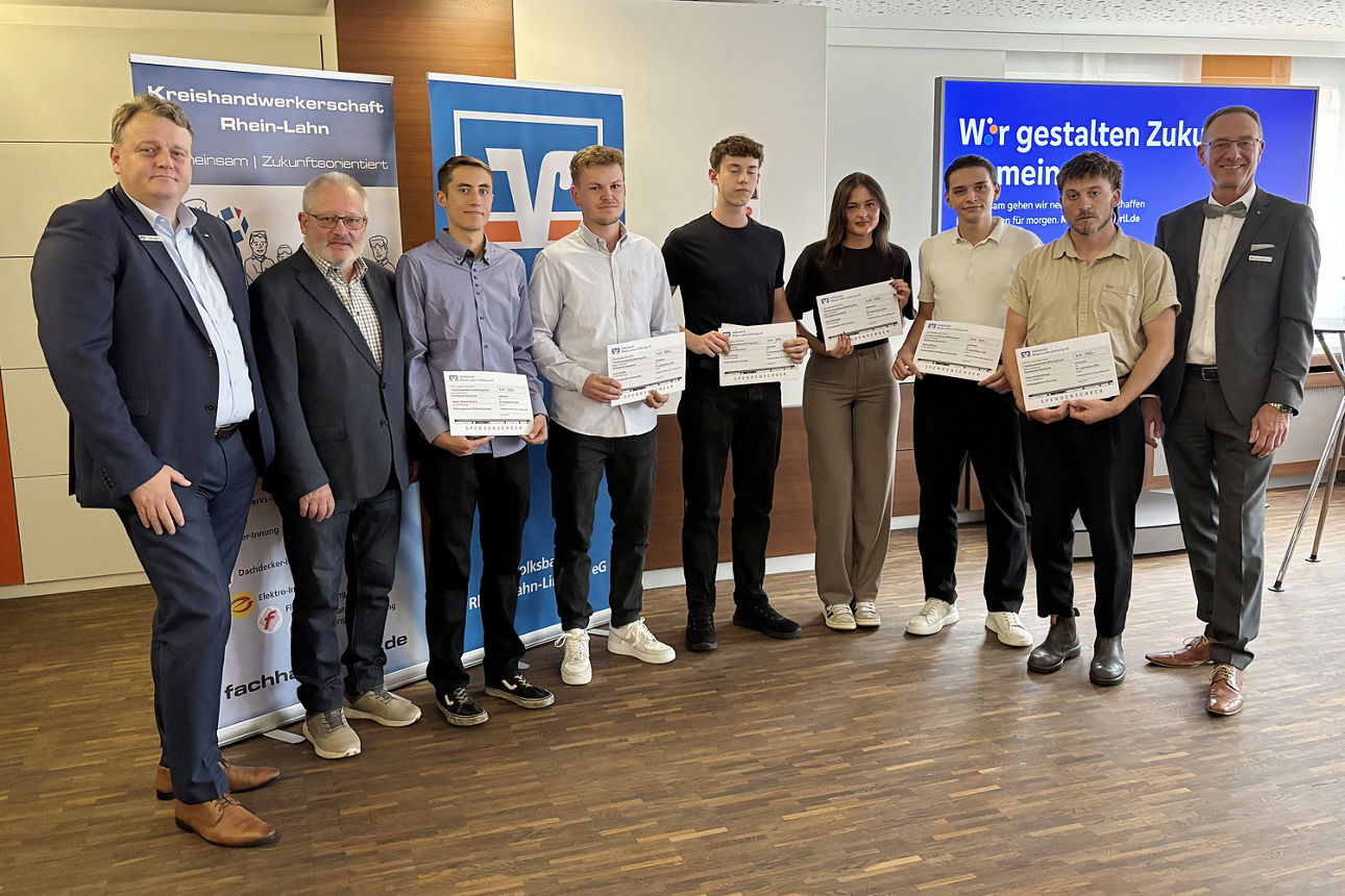 Vertreter der Volksbank und der Kreishandwerksmeister gratulierten den Prüfungsbesten und wünschten ihnen für ihren weiteren