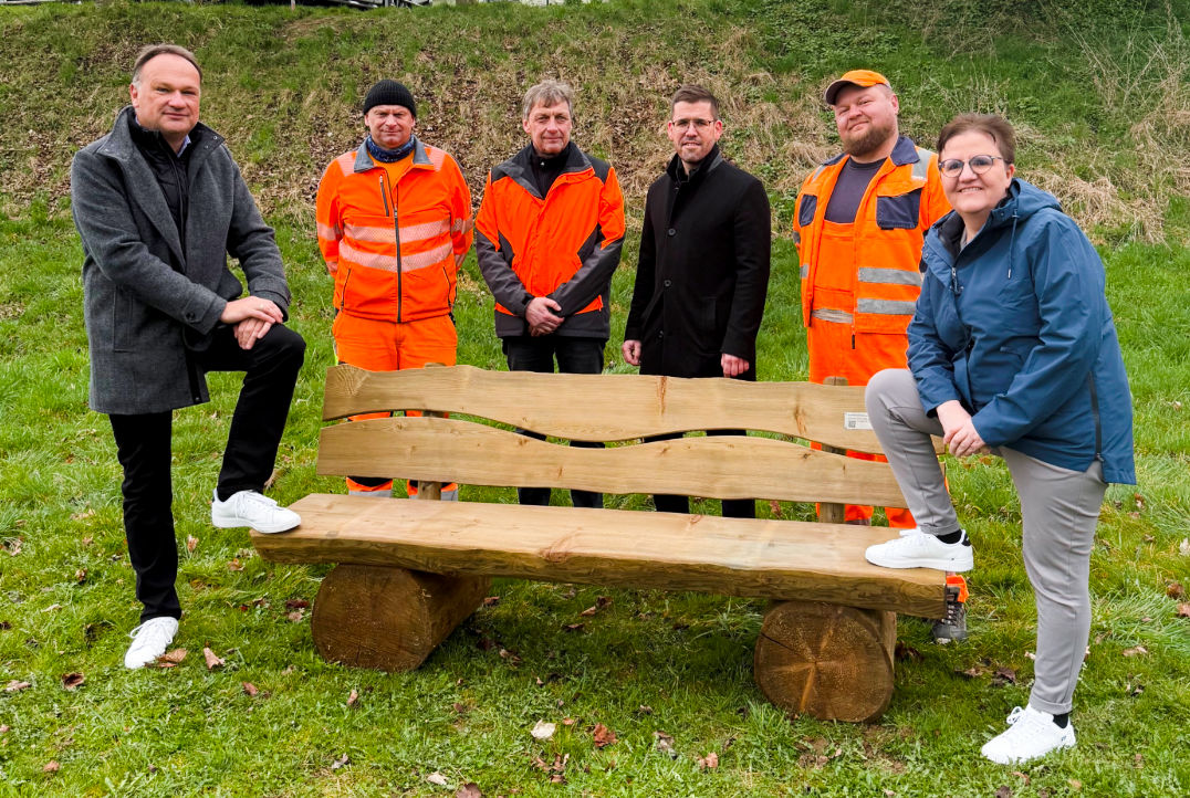 Übergabe einer Holzbank an die Stadtverwaltung Schmölln